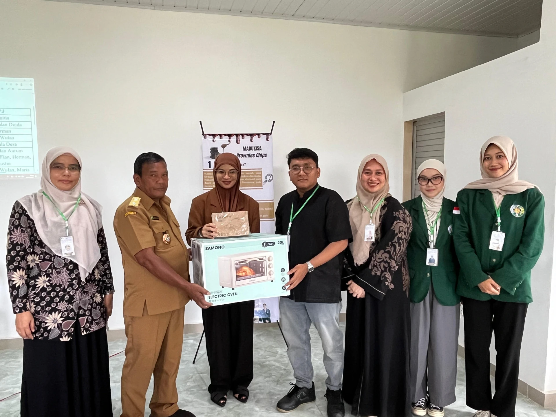 USU Faculty of Pharmacy Conducts Community Service in Tanah Karo: Diabetes Education and Healthy Snack Innovation from Passion Fruit Peel